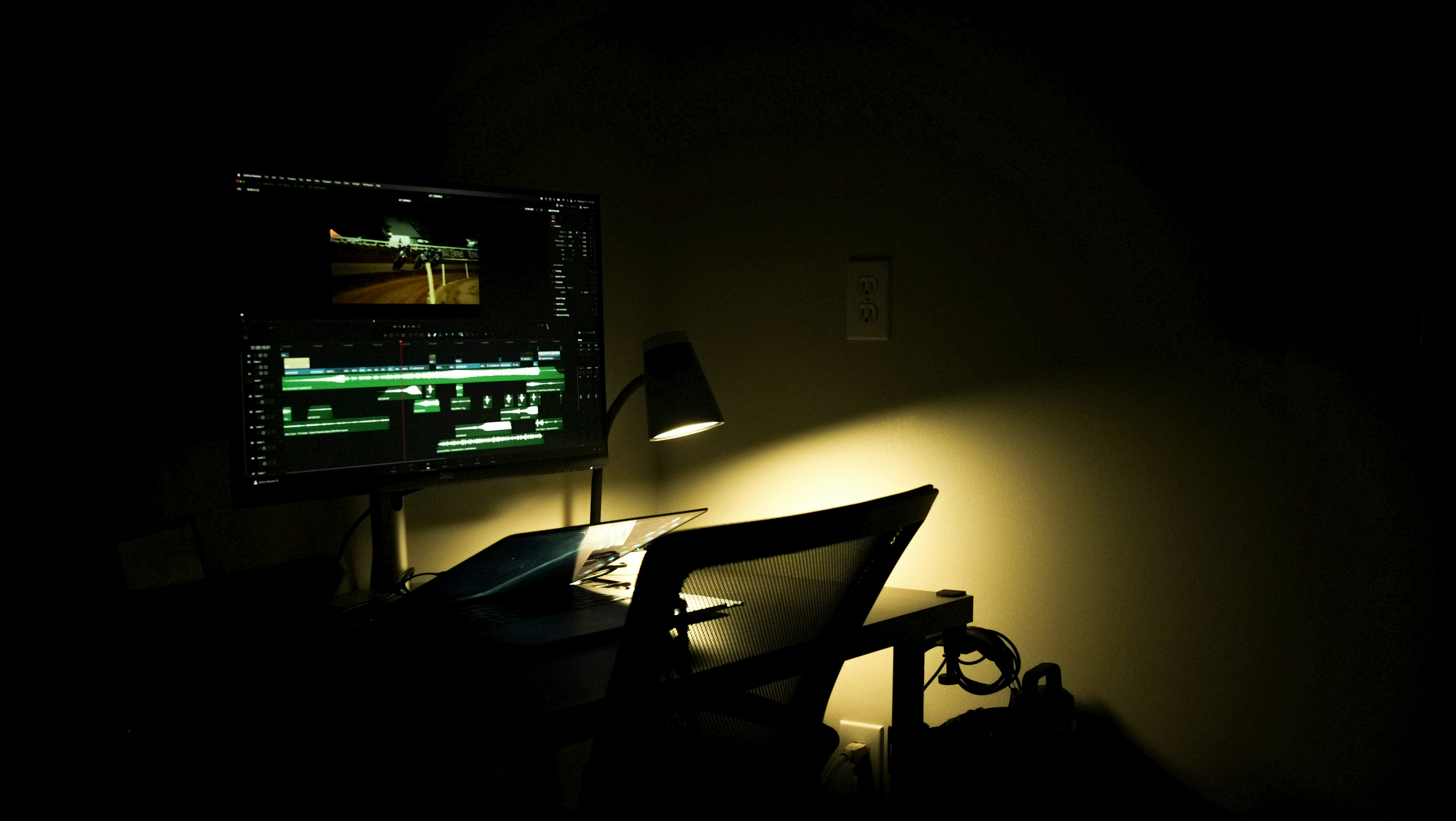 Workspace profesional dengan monitor untuk proses desain website portfolio